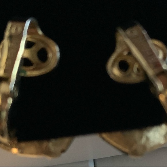 Vintage Trifari Green Glass and Goldtone Clip On Earrings - Picture 6 of 6